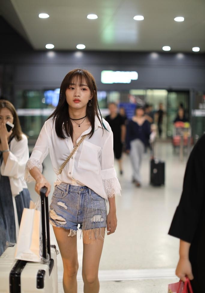 2018年7月2日消息,黄婷婷牛仔短裤现身上海机场,隐约秀锁骨身材清瘦.