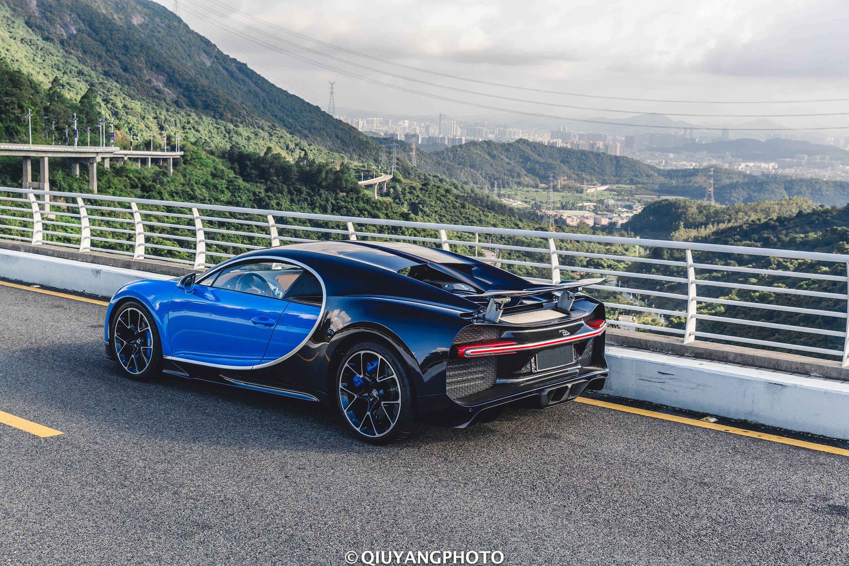 深圳拍摄!布加迪驰龙真的很上镜,网友:一线城市环境这么好?