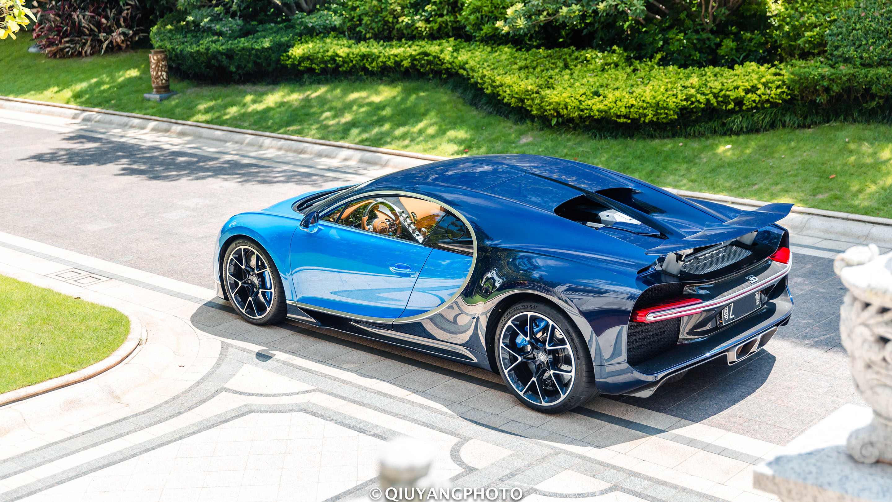 深圳拍摄!布加迪驰龙真的很上镜,网友:一线城市环境这么好?