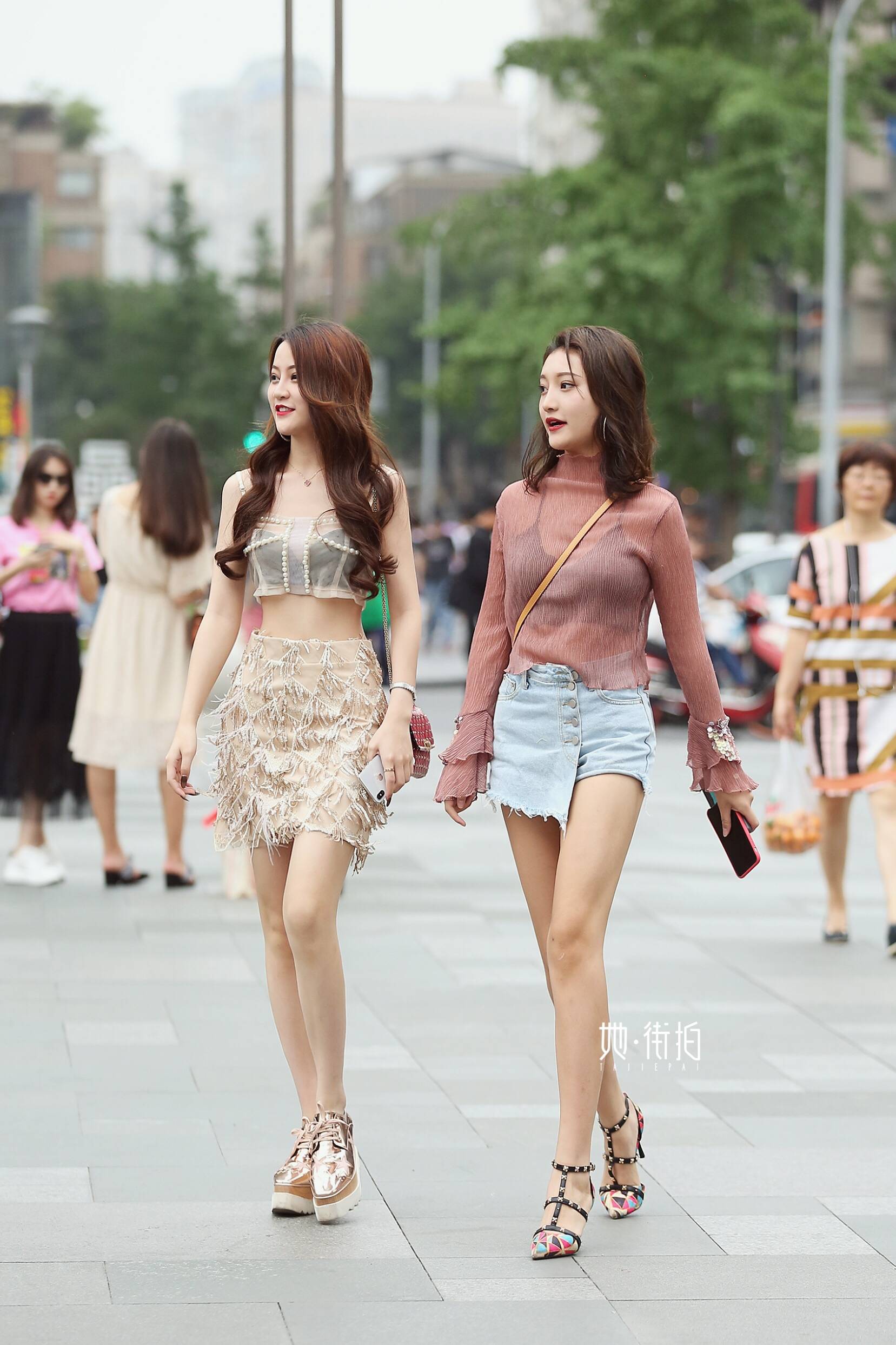 真是一对养眼的闺蜜组合,两个小姐姐的颜值高身材好,穿着打扮还那么美