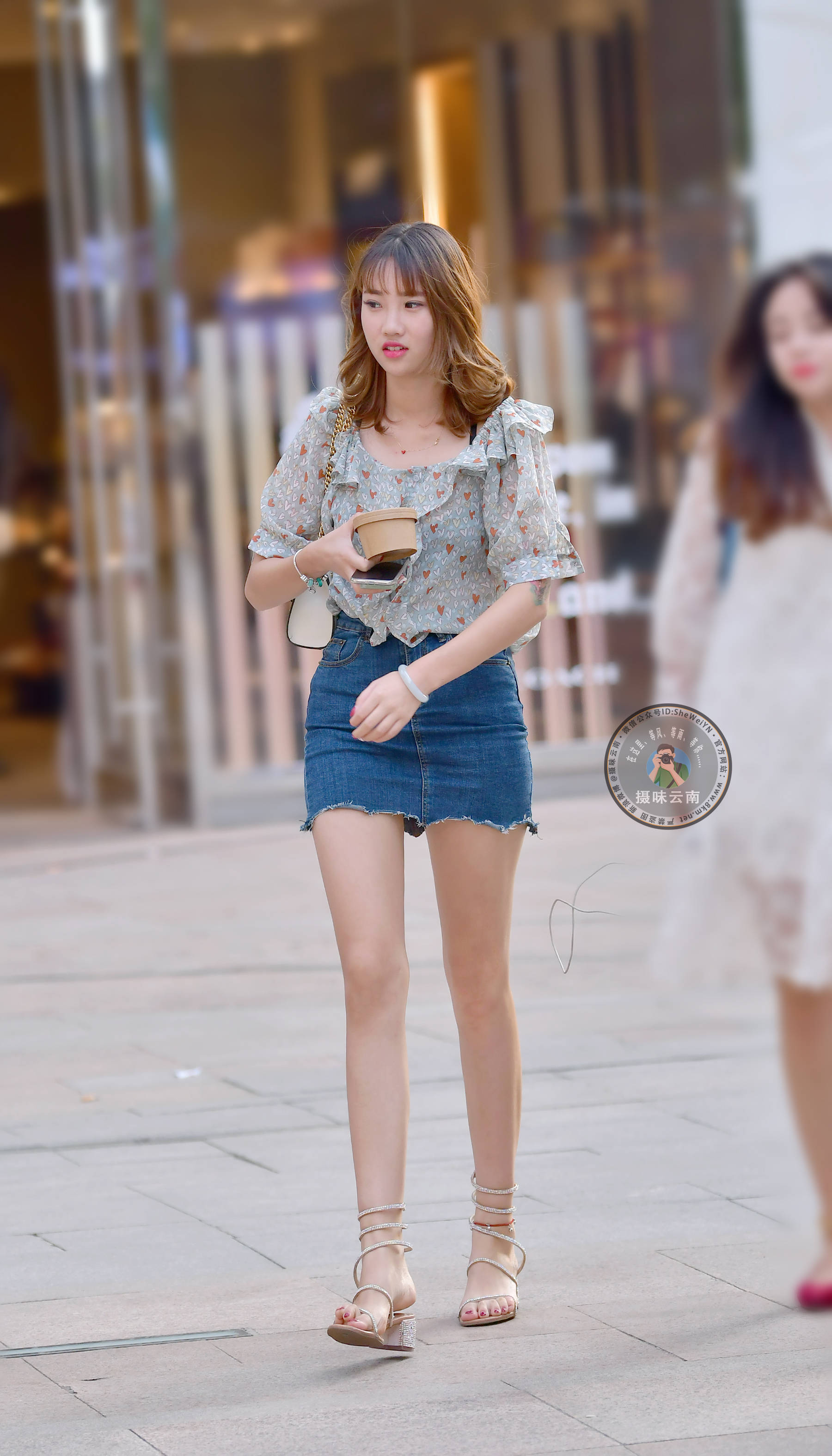 雪纺碎花衣搭配牛仔包臀裙