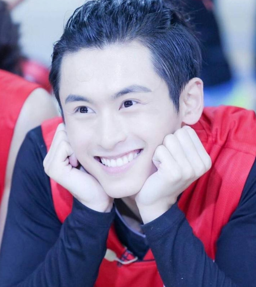 芸汐传张哲瀚是冰块脸?见识下假笑,图5笑得像地主家的傻儿子!