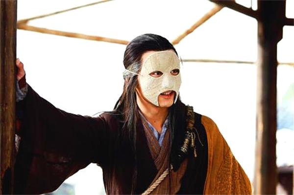 陈晓版本的杨过带面具,虽然面具看着挺难受的,但是不得不说面具后面的