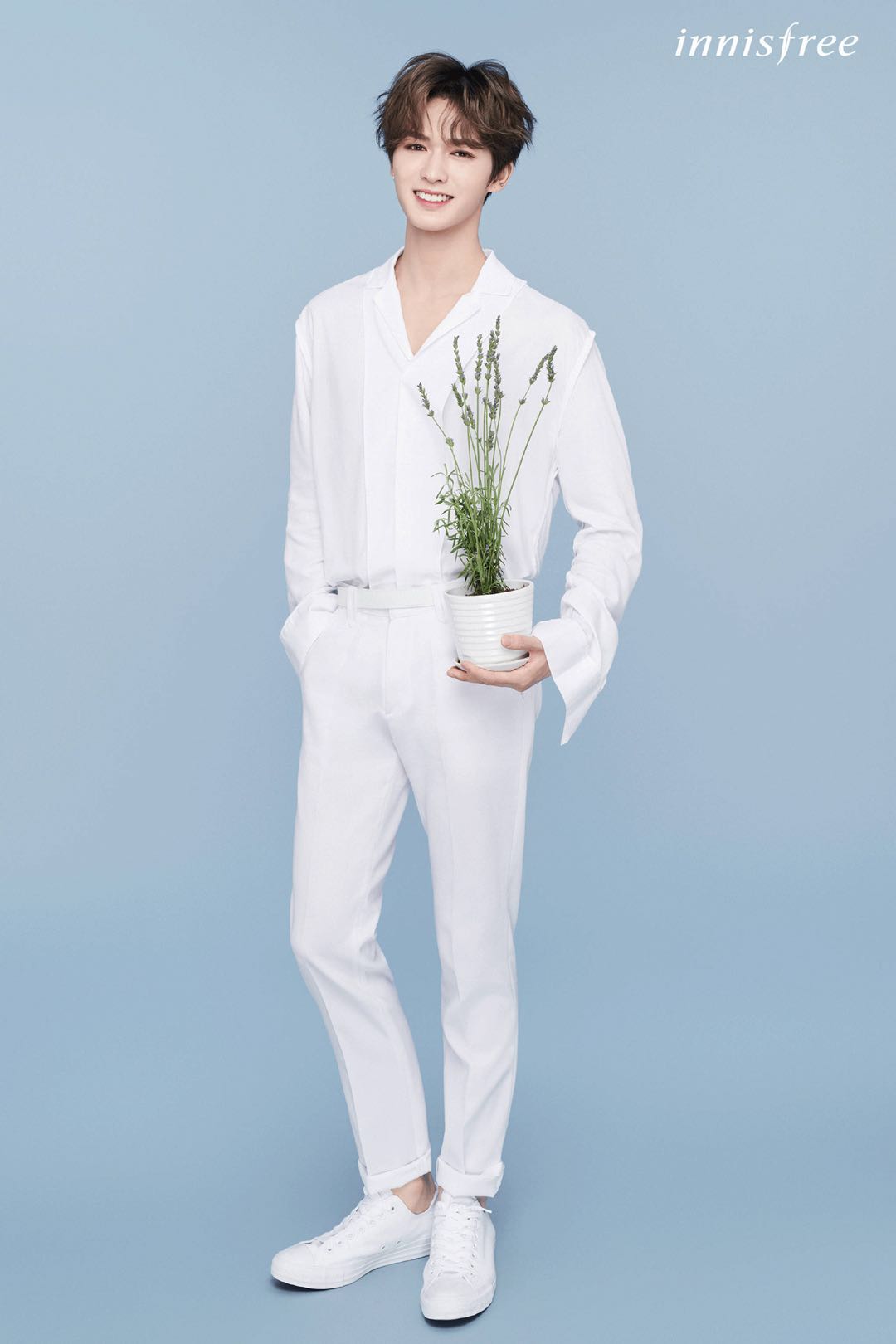 百分九最新代言图,一身白衣惹人爱,坤坤表情撩人,朱正廷太甜!