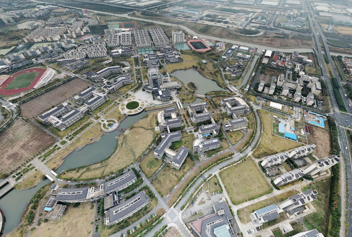 上海浦东建设了临港大学城:与海洋和工业有关的高校支持临港发展