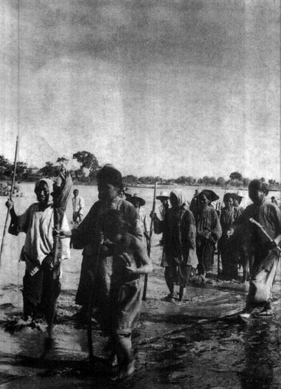 抗战老照片:图2抗战中百姓逃难的情景,图3"花姑娘"真实样子