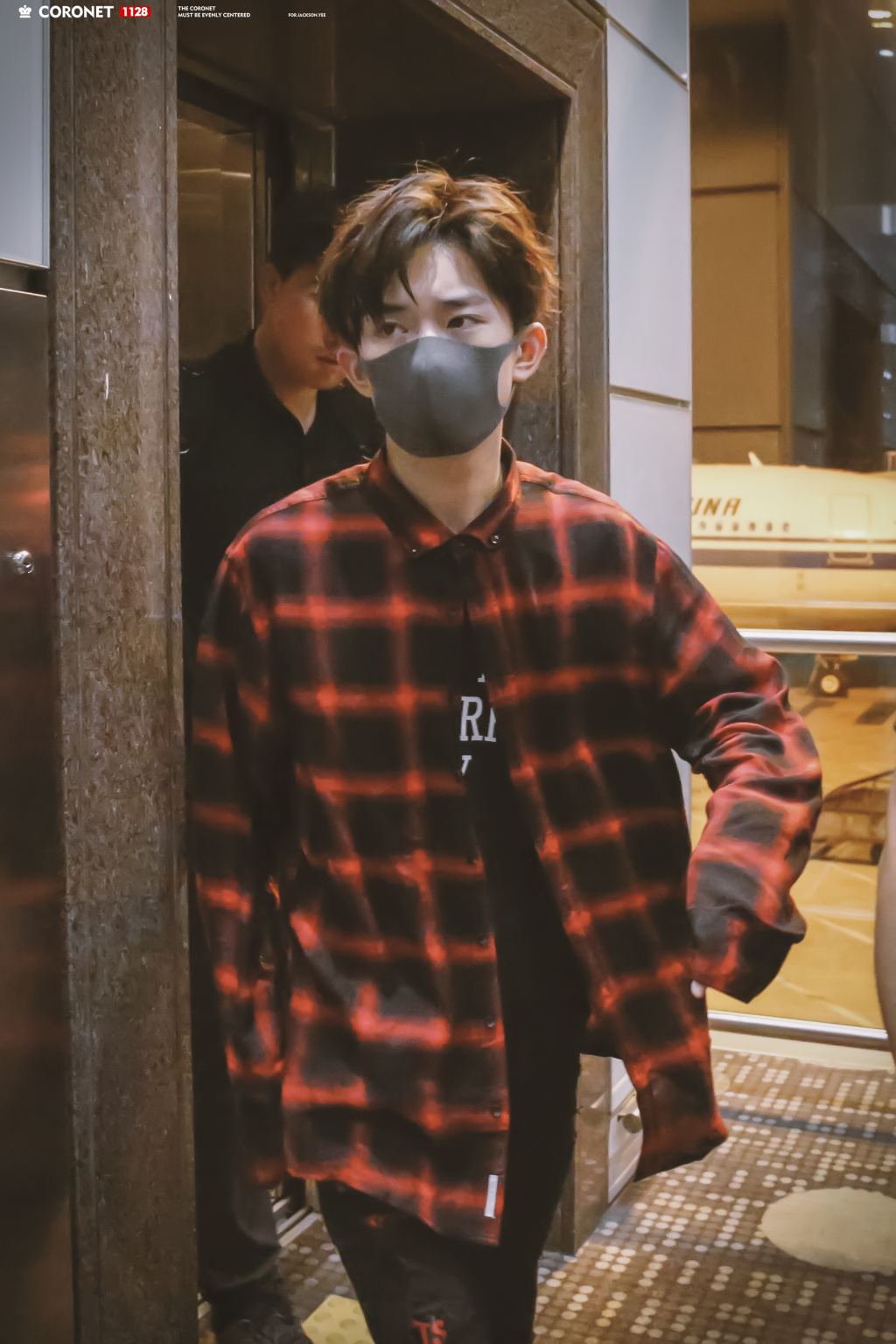 易烊千玺深夜现身杭州机场!私服养眼俊眉微蹙走路生风!