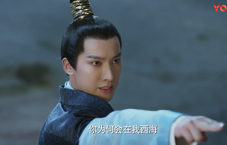 桑籍,天族的二殿下,用民间的说法就是二皇子,桑籍出生时彩鸟绕梁,本是