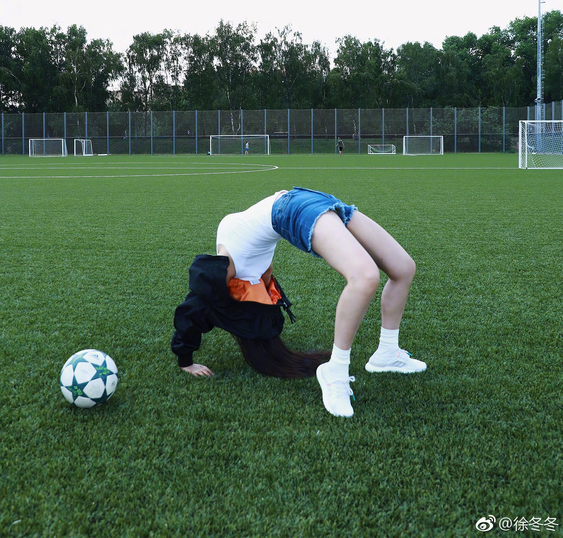 徐冬冬晒出与足球的写真,绿茵场上做出下腰动作