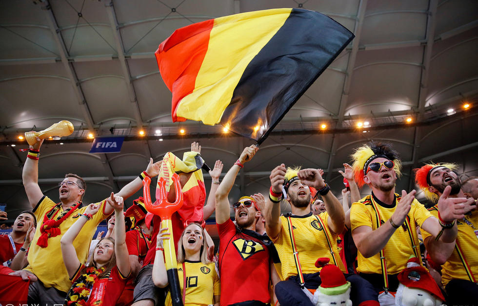 玩的就是心跳!太刺激比利时球迷脱衣庆祝