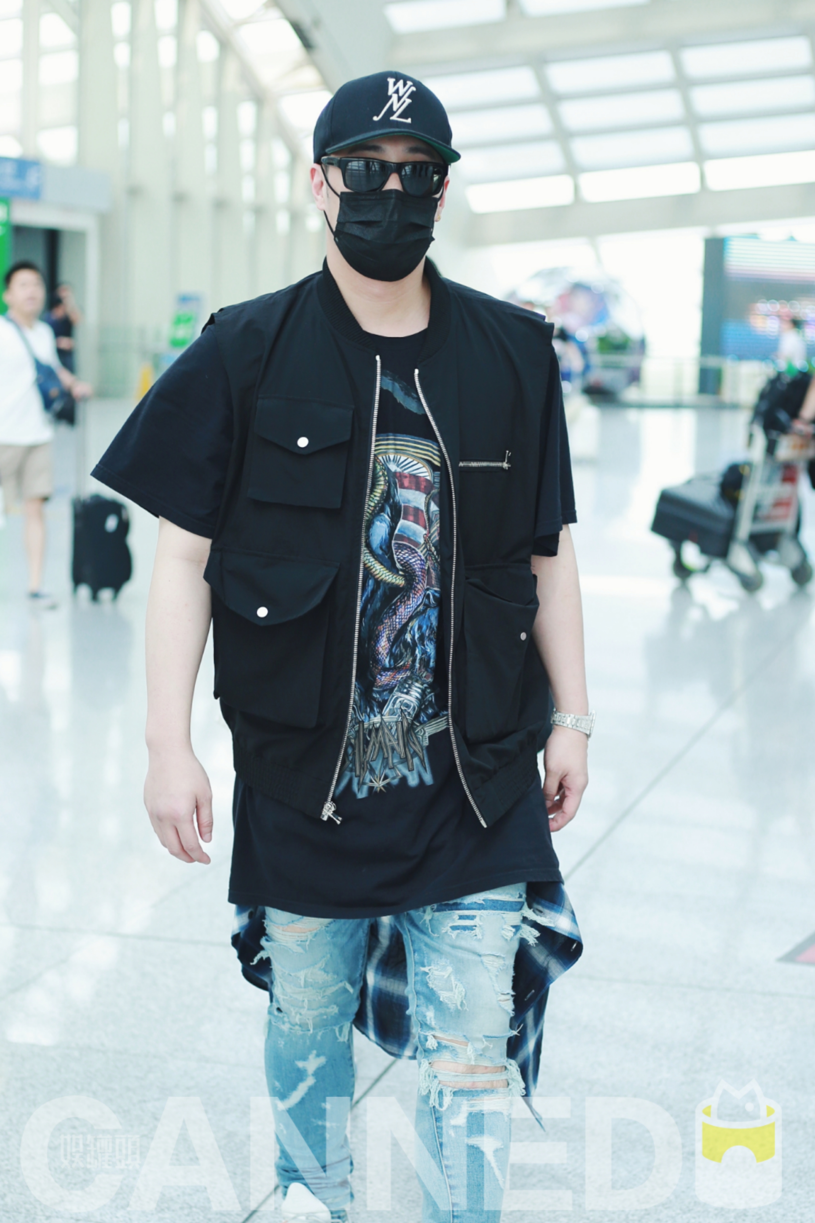 潘玮柏现身机场,一身潮搭气场十足