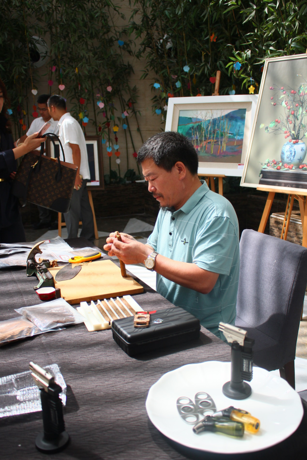 中国梦中秋情,月饼品鉴会暨艺术家油画展三亚福朋喜来登酒店揭幕