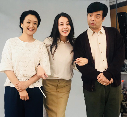 现在杨昆搭档傅迦饰演迪丽热巴的妈妈和爸爸,演技备受好评,不仅在剧中
