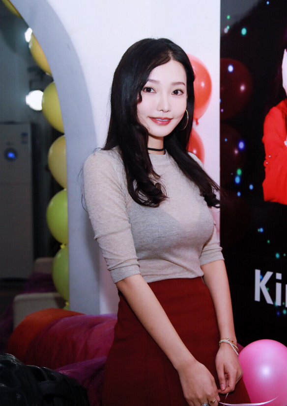 举步轻摇,若隐若现——童菲