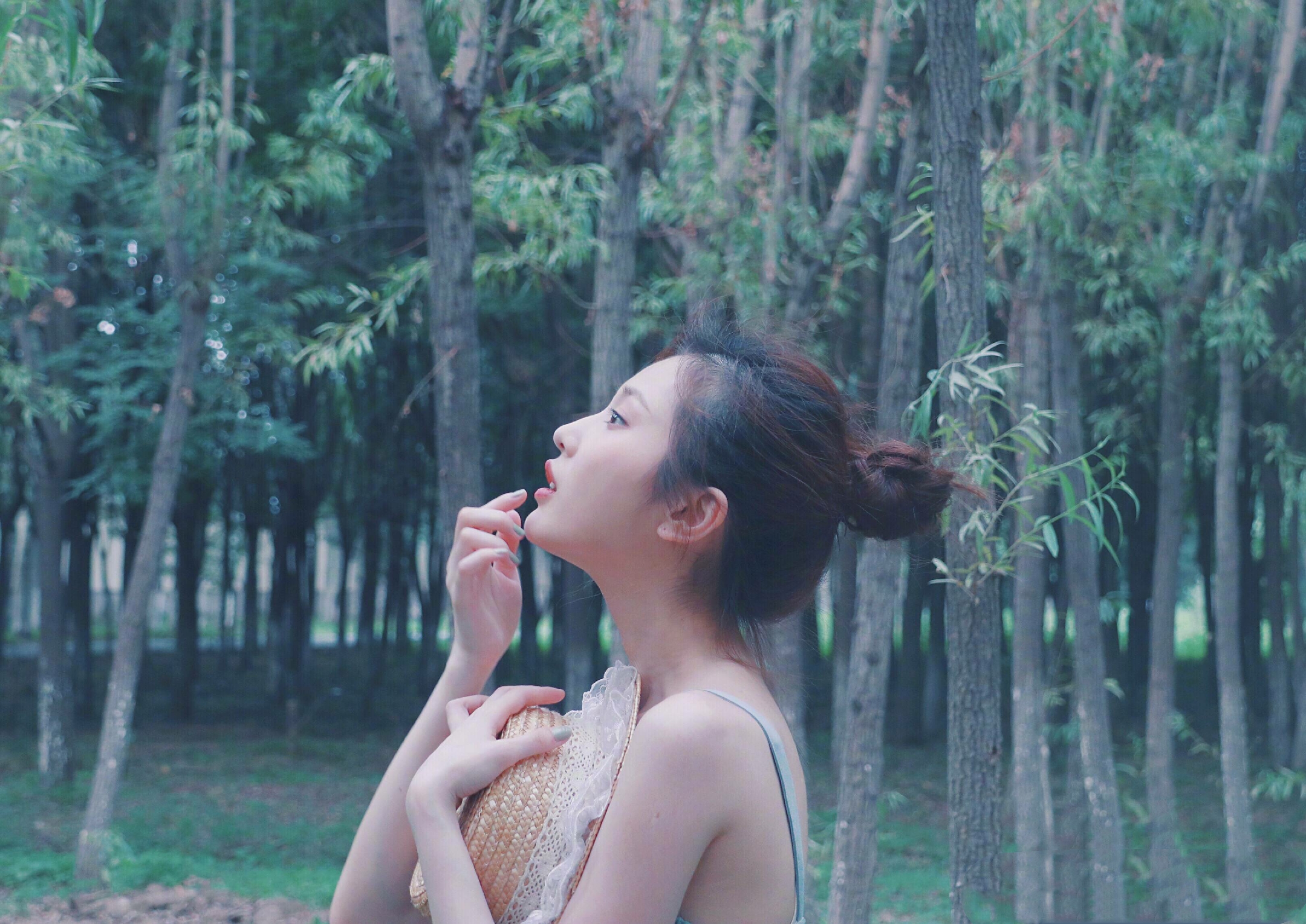 "谋女郎"张慧雯晒清凉四连拍,吊带配丸子头,太像刘亦菲了!