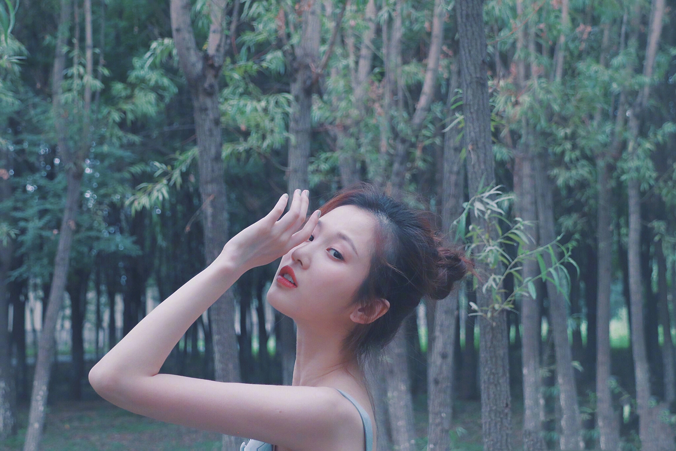 "谋女郎"张慧雯晒清凉四连拍,吊带配丸子头,太像刘亦菲了!