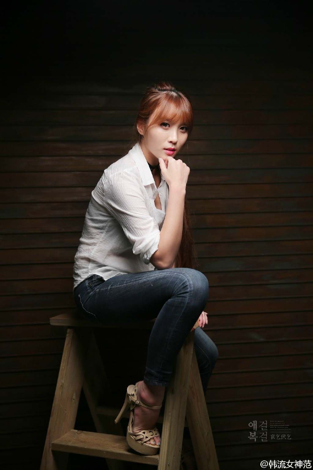 人像摄影:牛仔裤翘臀美女少妇白衬衫秀好身材,极品中的极品