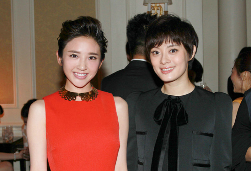 孙俪和蒋欣还有蔡少芬的合影,"娘娘们"都在这呢,一起合个影,都是一脸