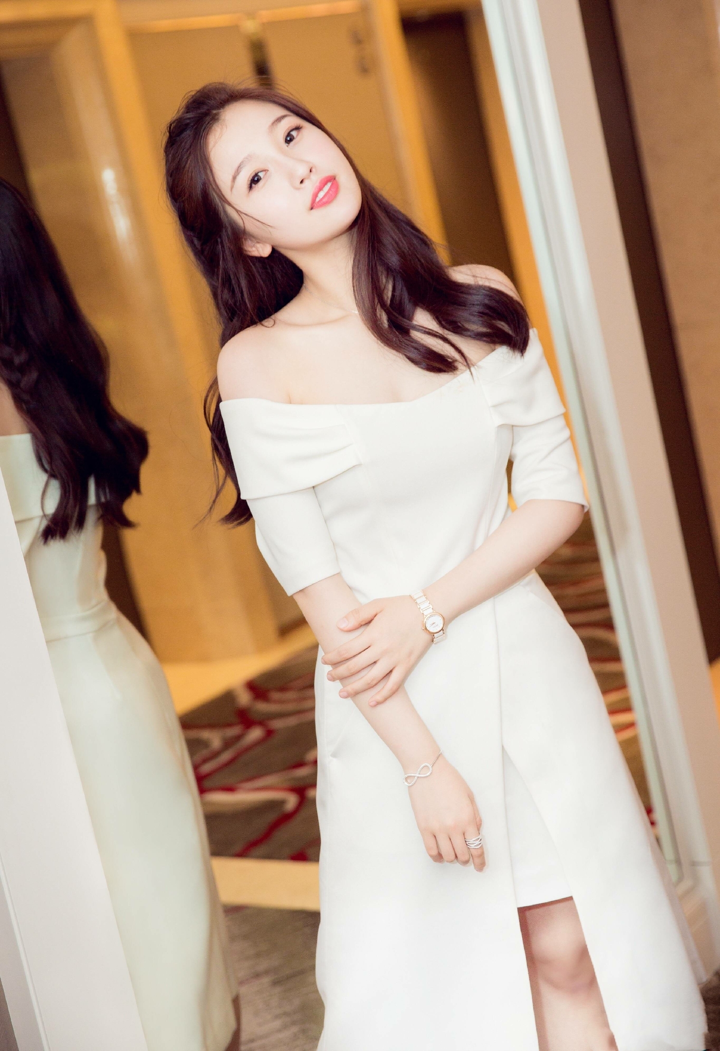 香槟配美女,虞书欣一字肩白裙,小露香肩锁骨,肤如冰雪