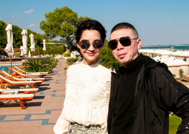 冯小刚和许晴的照片,还是在国外,网友:什么关系?