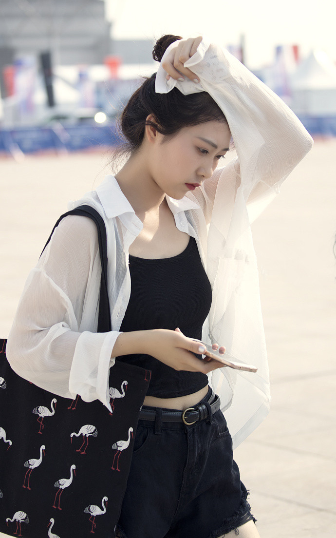 重庆街拍,美女们打扮新潮,回头率超高,好身材一目了然