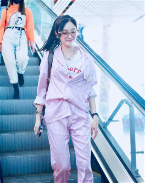 海南富婆吴宣仪穿睡衣现身机场,网友:原来睡衣还可以这么穿!