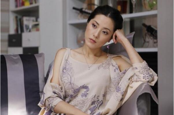 她曾是《旋风十一人》中的钟艳,42岁依旧未婚,零绯闻是她的标签