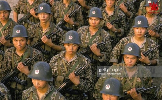 这是1988年期间,身穿81式迷彩服的解放军第196步兵师官兵,对外进行