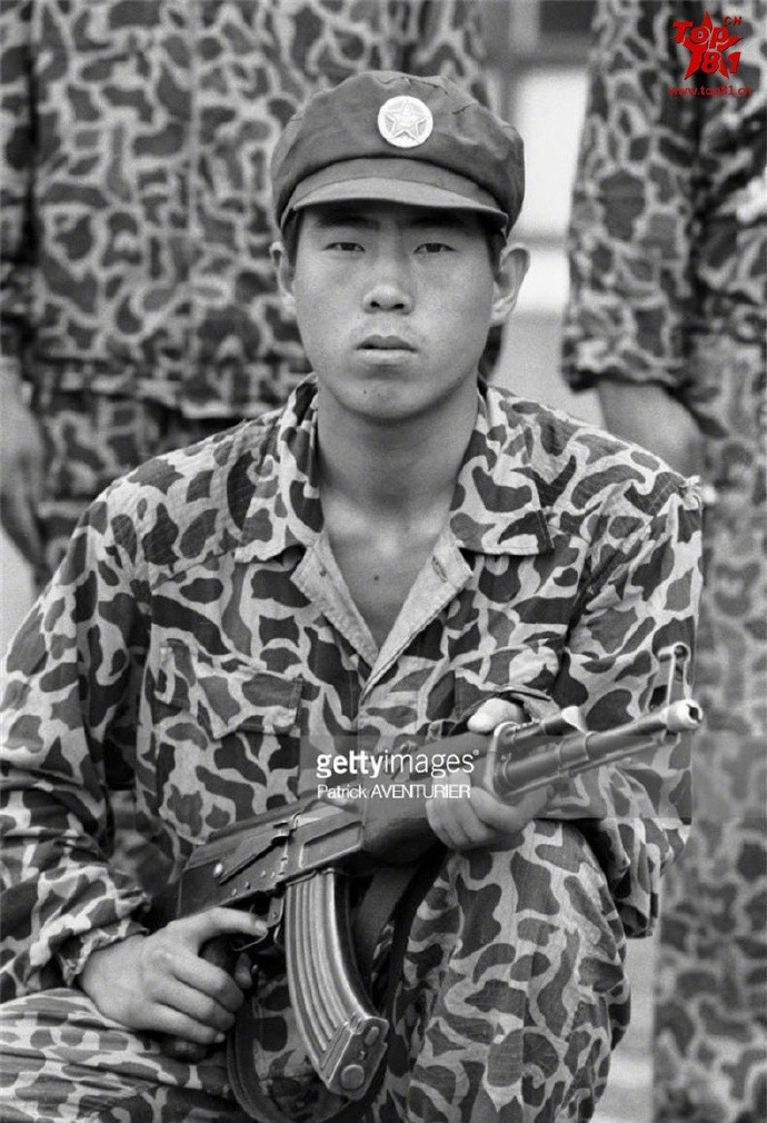 这是1988年期间,身穿81式迷彩服的解放军第196步兵师官兵,对外进行