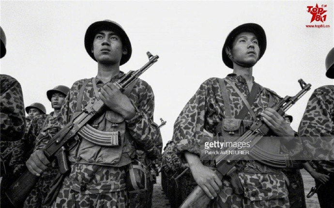 这是1988年期间,身穿81式迷彩服的解放军第196步兵师官兵,对外进行