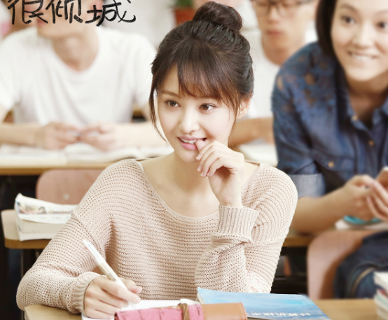 贝微微的爸爸一脸冷漠,对肖奈不太满意,肖奈微微还因为他吵架争执.