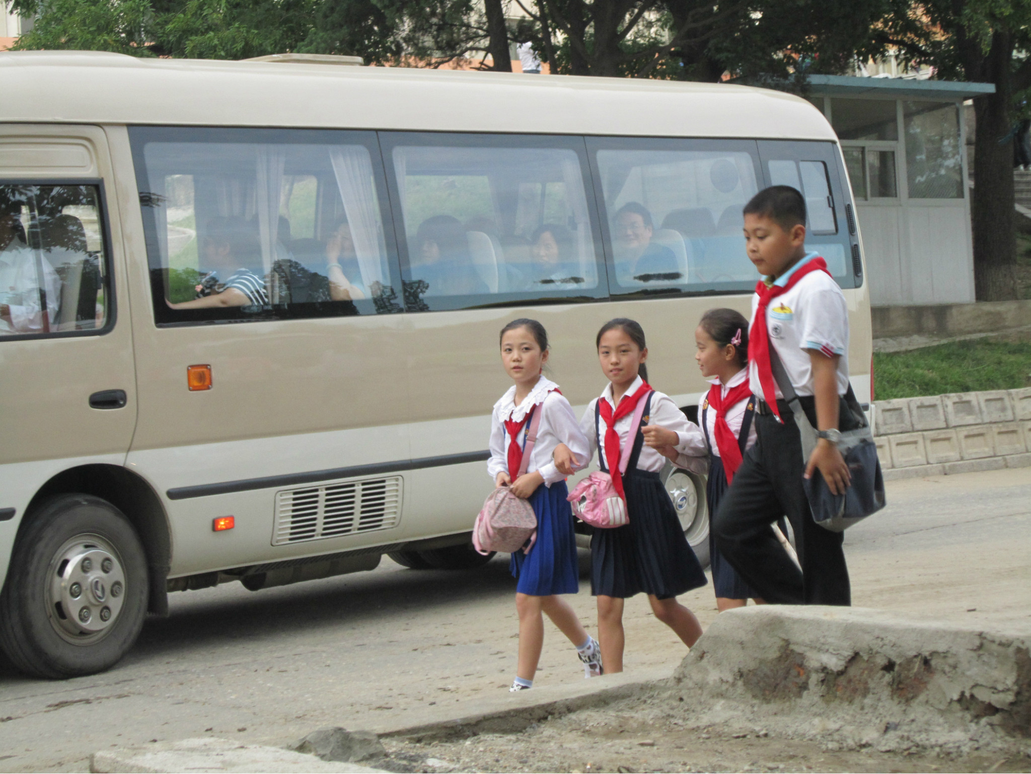 实拍朝鲜学生:身系红领巾清纯可爱,校服设计得很漂亮!