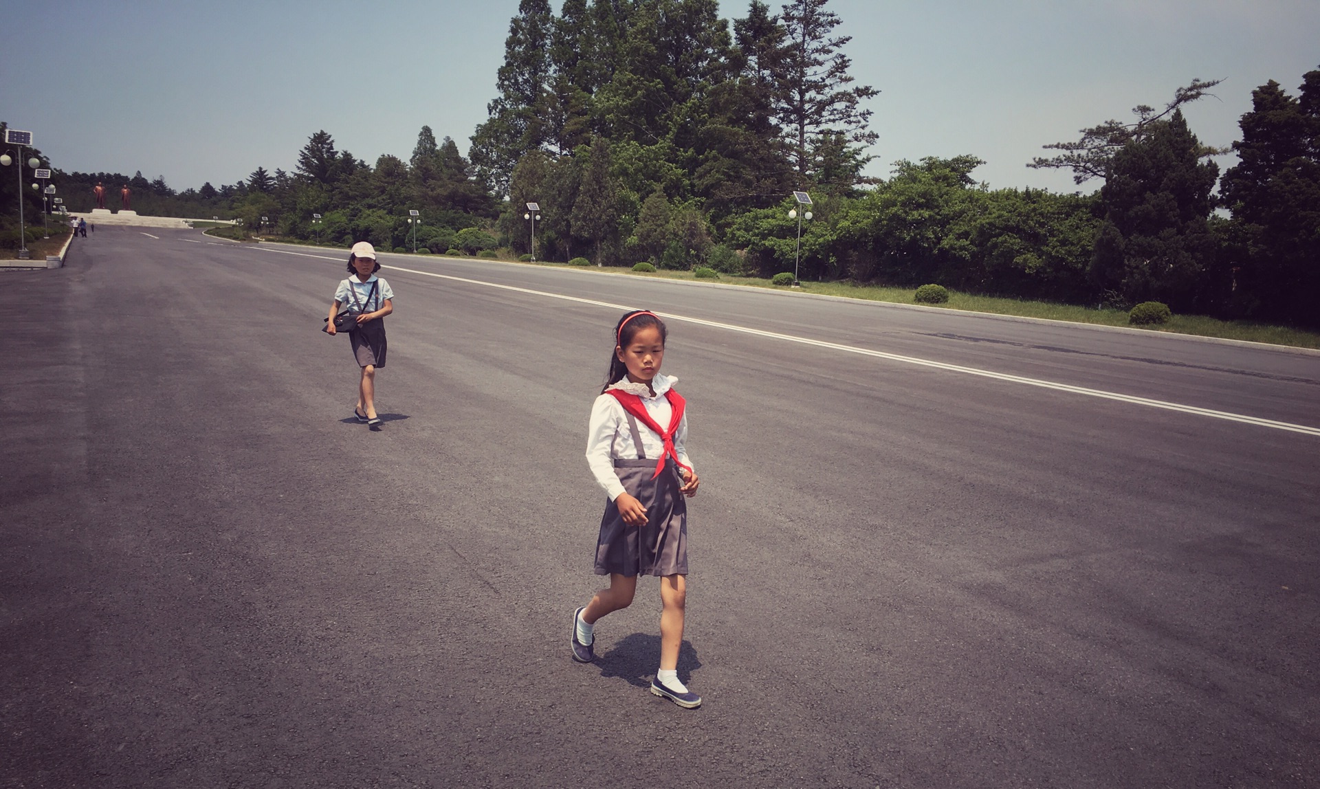 实拍朝鲜学生:身系红领巾清纯可爱,校服设计得很漂亮!