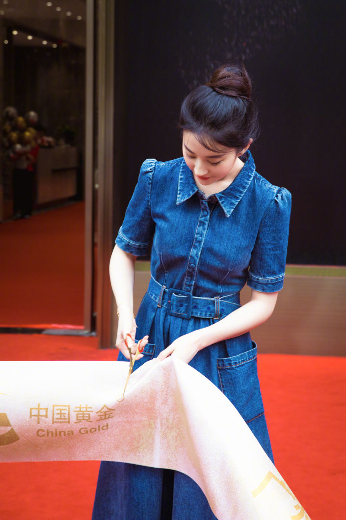 刘亦菲"牛仔裙"亮相甜美可爱,她两部作品待播,网友:美若天仙