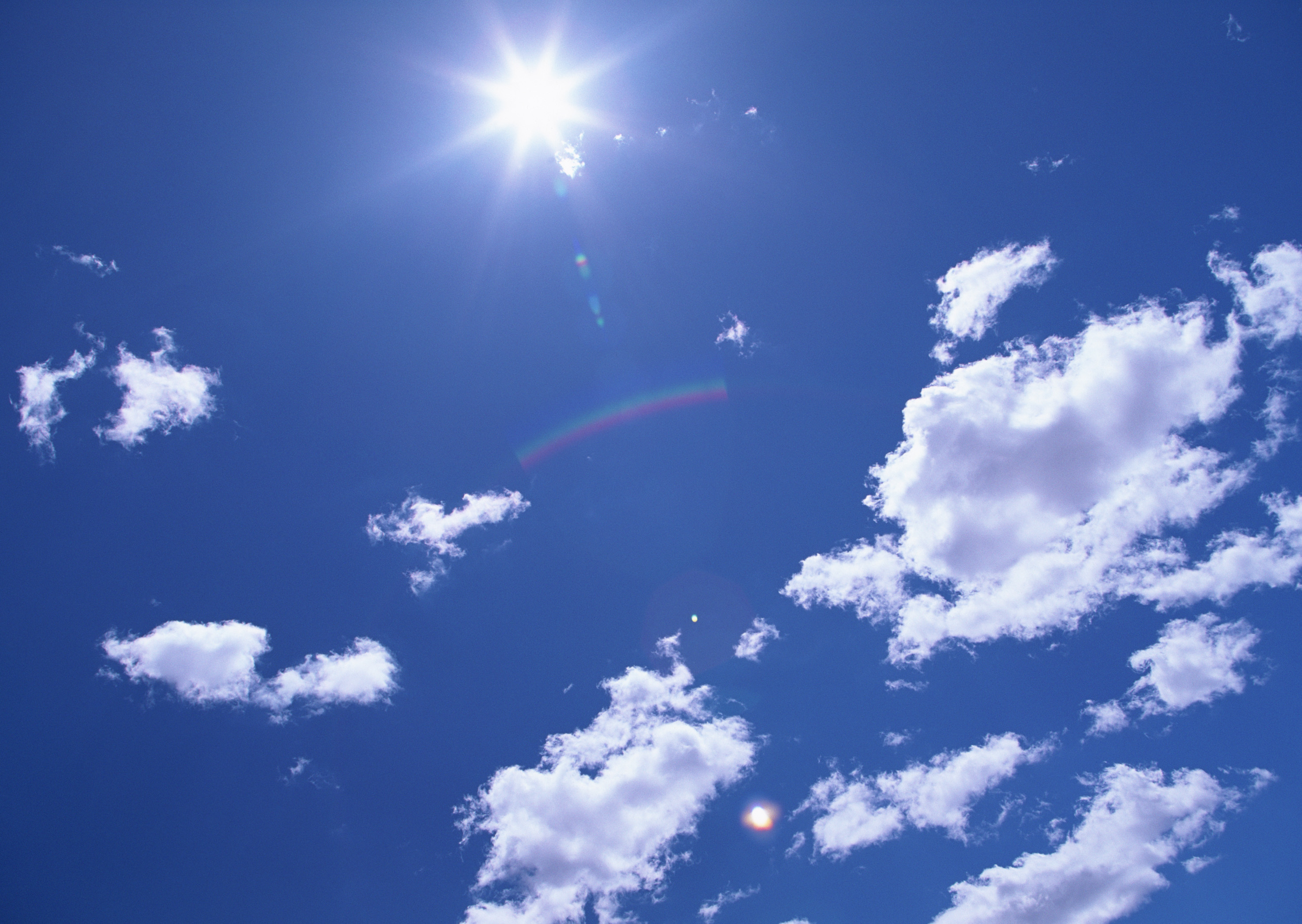 好像一幅巨大的油画,以不同的色彩,丰富的层次,揭示出大自然美丽.