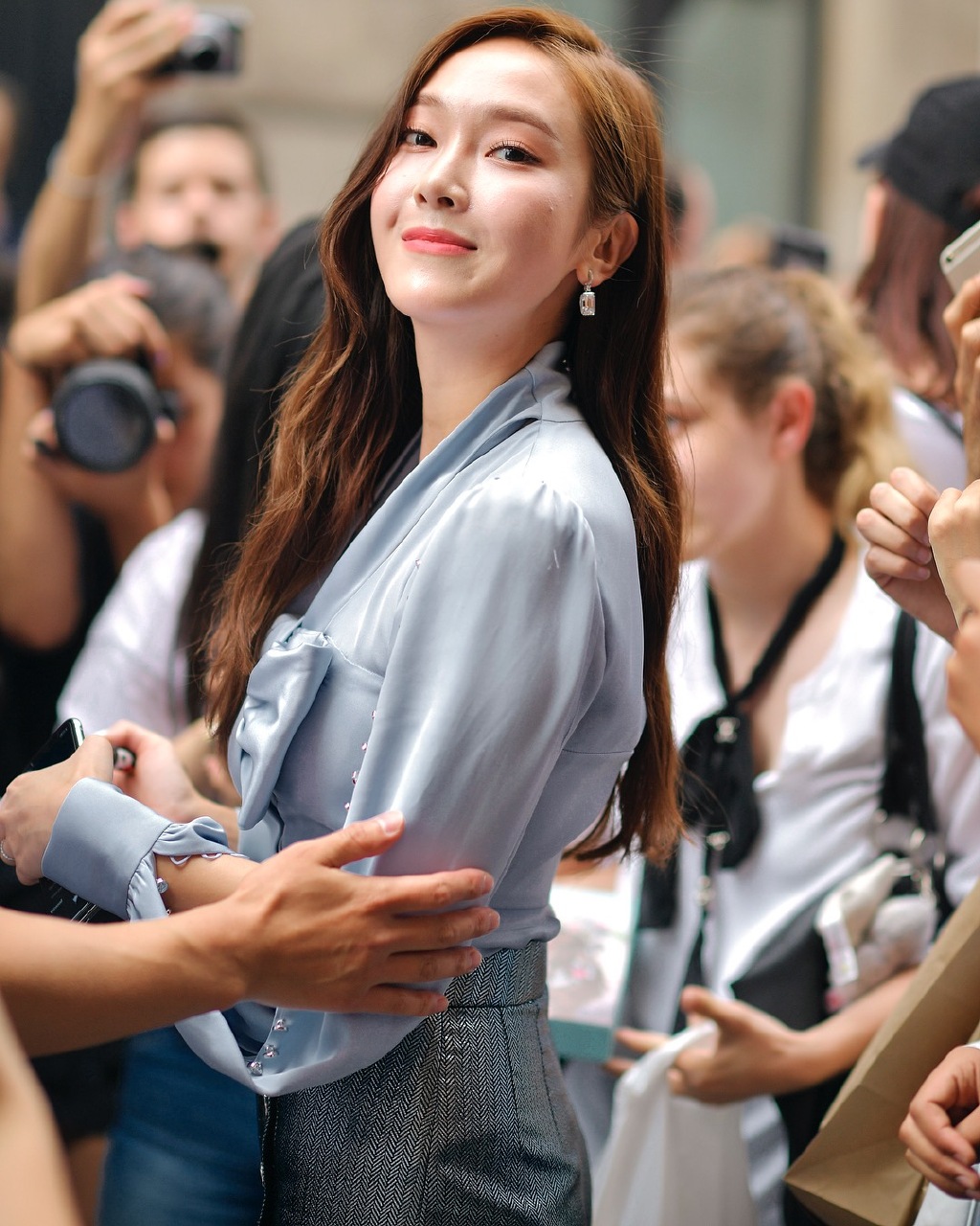 jessica郑秀妍晒照,抬头一笑让人心动,粉丝:完全是男友视角