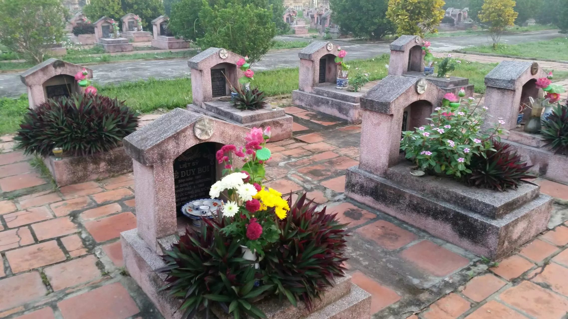 单车骑行东南亚,发现越南有很多烈士陵园,小伙果断在墓地里露营