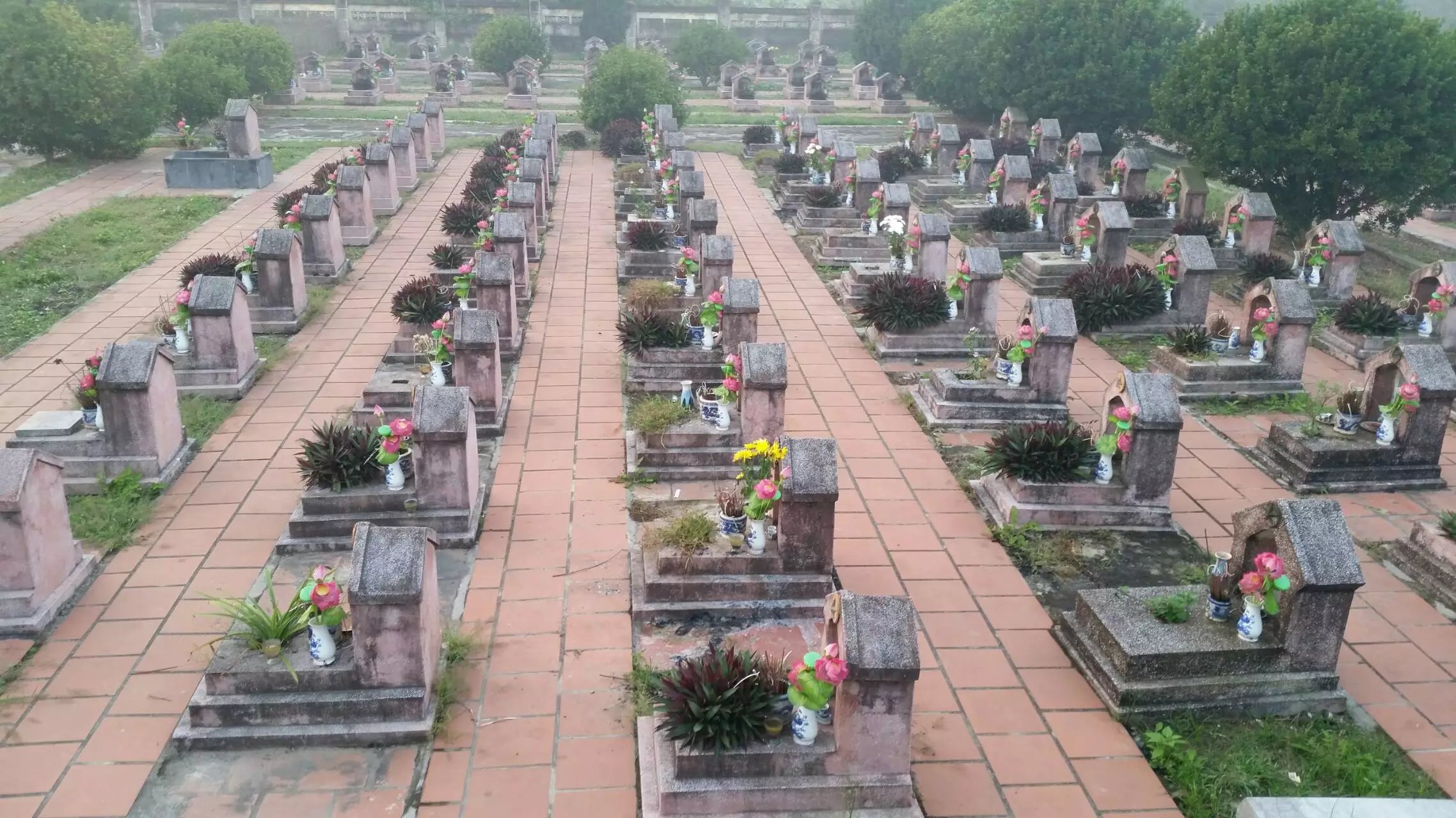 單車騎行東南亞,發現越南有很多烈士陵園,小夥果斷在墓地裡露營