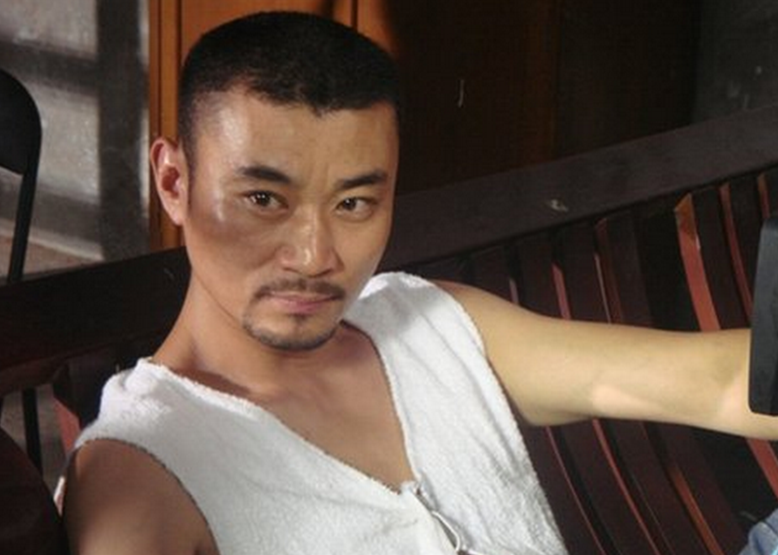 张亚坤饰演彭亮,彭亮可以说是一个很好的枪杆子,他永远最勇敢,永远最