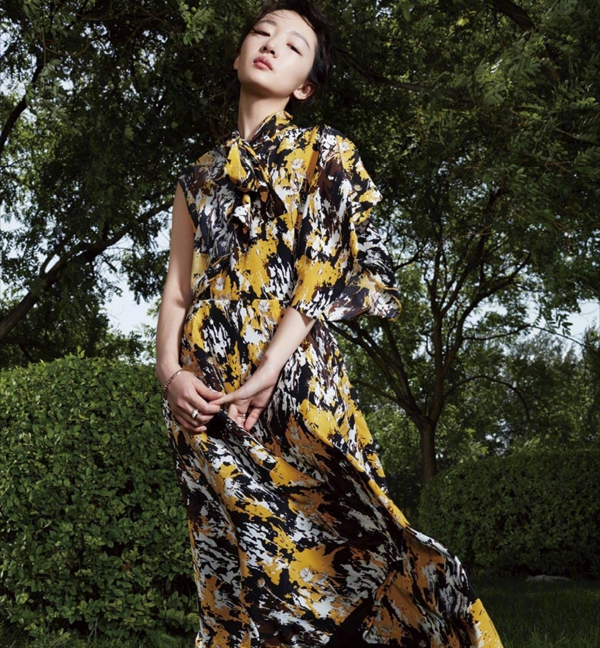 周冬雨登elle八月刊封面,没错这就是我们的鬼马精灵小可爱