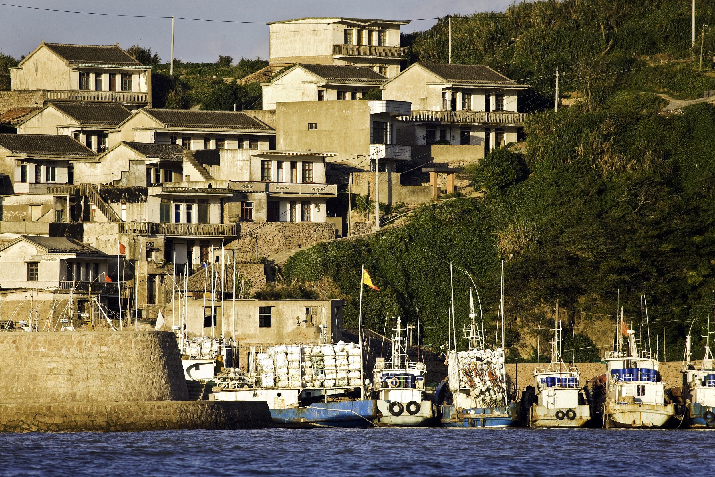 夏天:不要羡慕意大利的五渔村多么绚烂,在舟山就有建在海边的渔村.