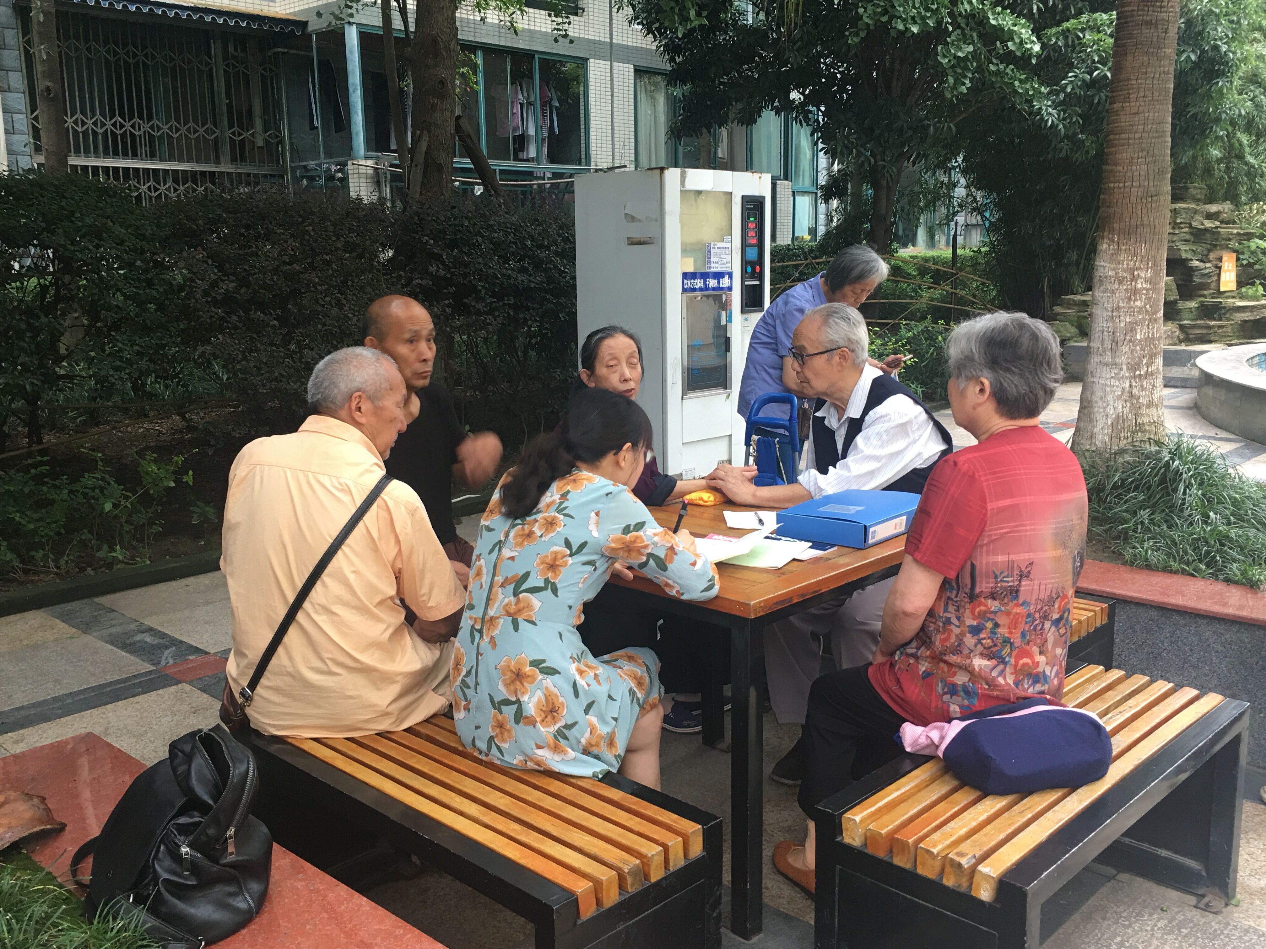 87岁退休中医自家小区办义诊 每周四次免费给街坊邻居开方子