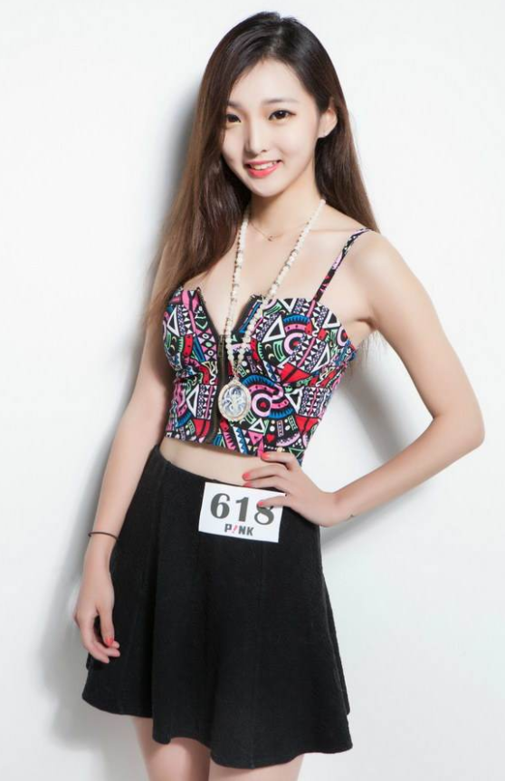 强东玥现身机场,清新打扮让人眼前一亮