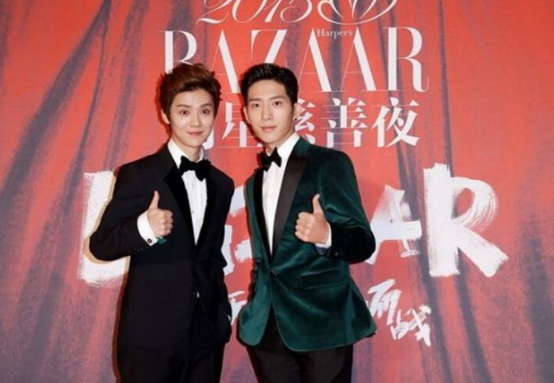 井柏然与刘德华的合影也是一脸的微笑,与天王合影也没有被比下去呢,一