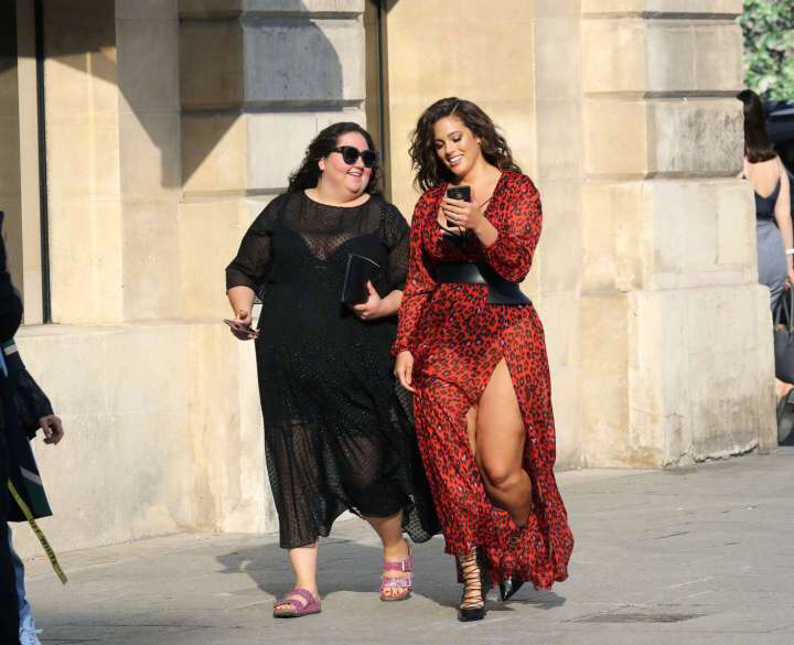 自信的女人最美,大码模特ashley graham亮相街头优雅动人