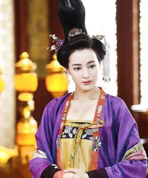 女星冲天发髻,热巴变"女巫"赵丽颖变女侠,林青霞"自毁形象"