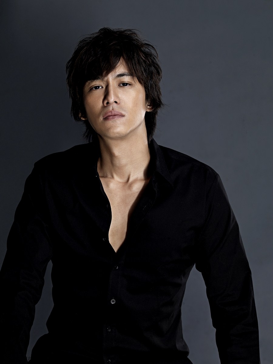 陈楚河帅气逼人,不愧是底子好,什么颜色的衣服都能hold住