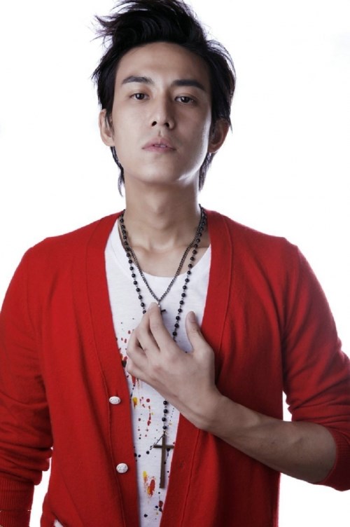 陈楚河帅气逼人,不愧是底子好,什么颜色的衣服都能hold住