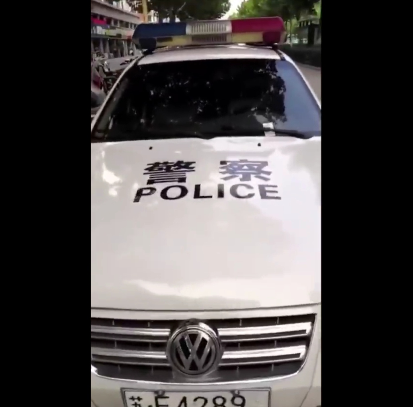 江苏沭阳交警对违章停放警车贴罚单,网友为他们的秉公执法点赞