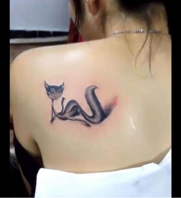美女在后背纹了一只狐狸,看到纹身后让人按耐不住!